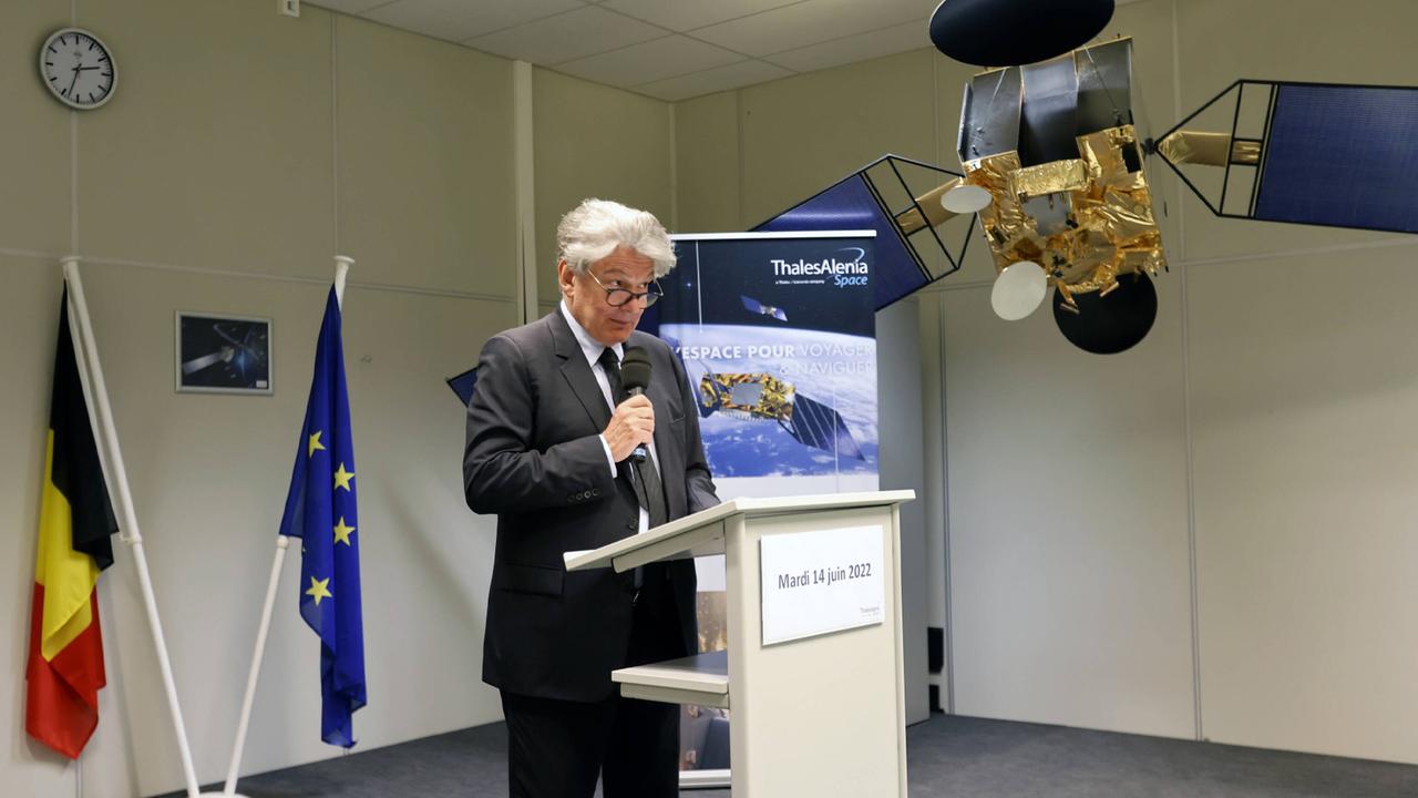 EU-Kommissar Thierry Breton am Rednerpult bei einem Besuch des Raumfahrtunternehmens Thales Alenia Space in Mont-sur-Marchienne, Charleroi am 14 Juni 2022. An der Decke des Raumes hängt ein Satelliten-Modell. EU-Kommissar Thierry Breton am Rednerpult bei einem Besuch des Raumfahrtunternehmens Thales Alenia Space in Mont-sur-Marchienne, Charleroi am 14 Juni 2022. An der Decke des Raumes hängt ein Satelliten-Modell.