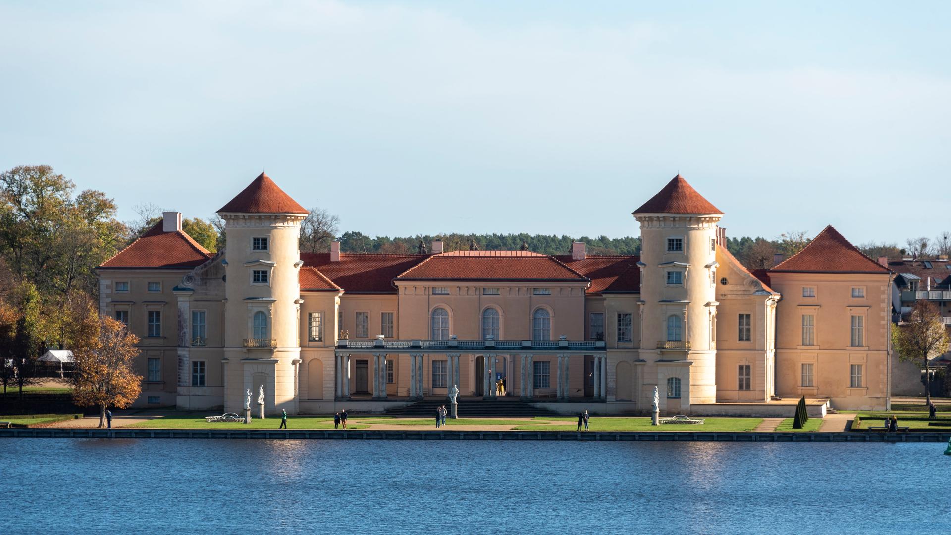Das Schloss Rheinsberg am Ufer des Grienericksee. Es diente als Vorbild für das berühmte Schloss Sanssouci in Potsdam. Das Schloss Rheinsberg am Ufer des Grienericksee. Es diente als Vorbild für das berühmte Schloss Sanssouci in Potsdam.