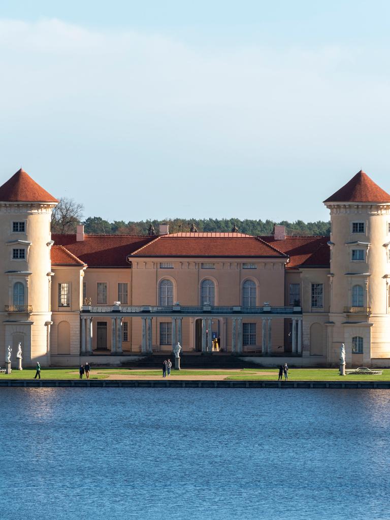 Das Schloss Rheinsberg am Ufer des Grienericksee. Es diente als Vorbild für das berühmte Schloss Sanssouci in Potsdam.