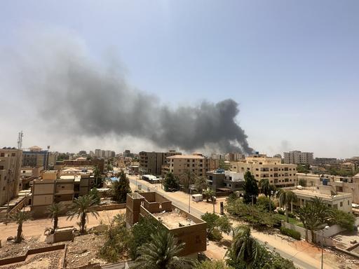 Rauch steigt auf. Kämpfe in der Hauptstadt Khartoum im Sudan am 15.April 2023.