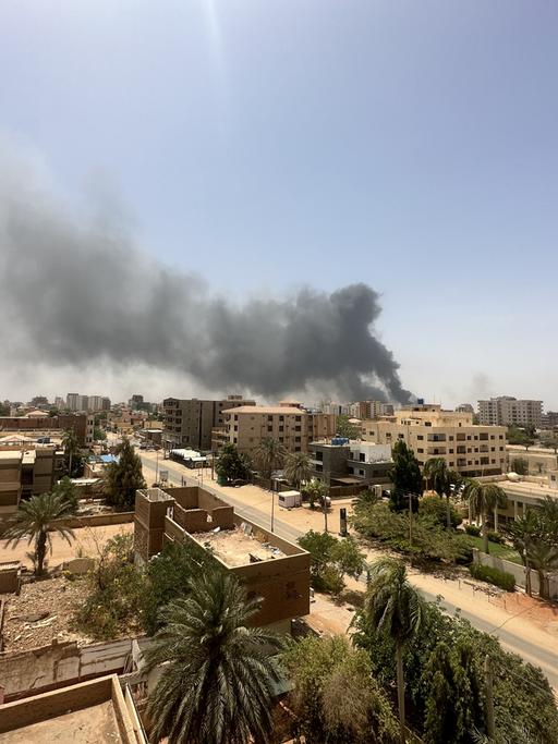 Rauch steigt auf. Kämpfe in der Hauptstadt Khartoum im Sudan am 15.April 2023.