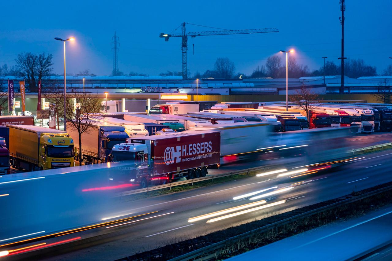 Autobahnraststätte mit vielen LKW bei Dämmerung Autobahnraststätte mit vielen LKW bei Dämmerung