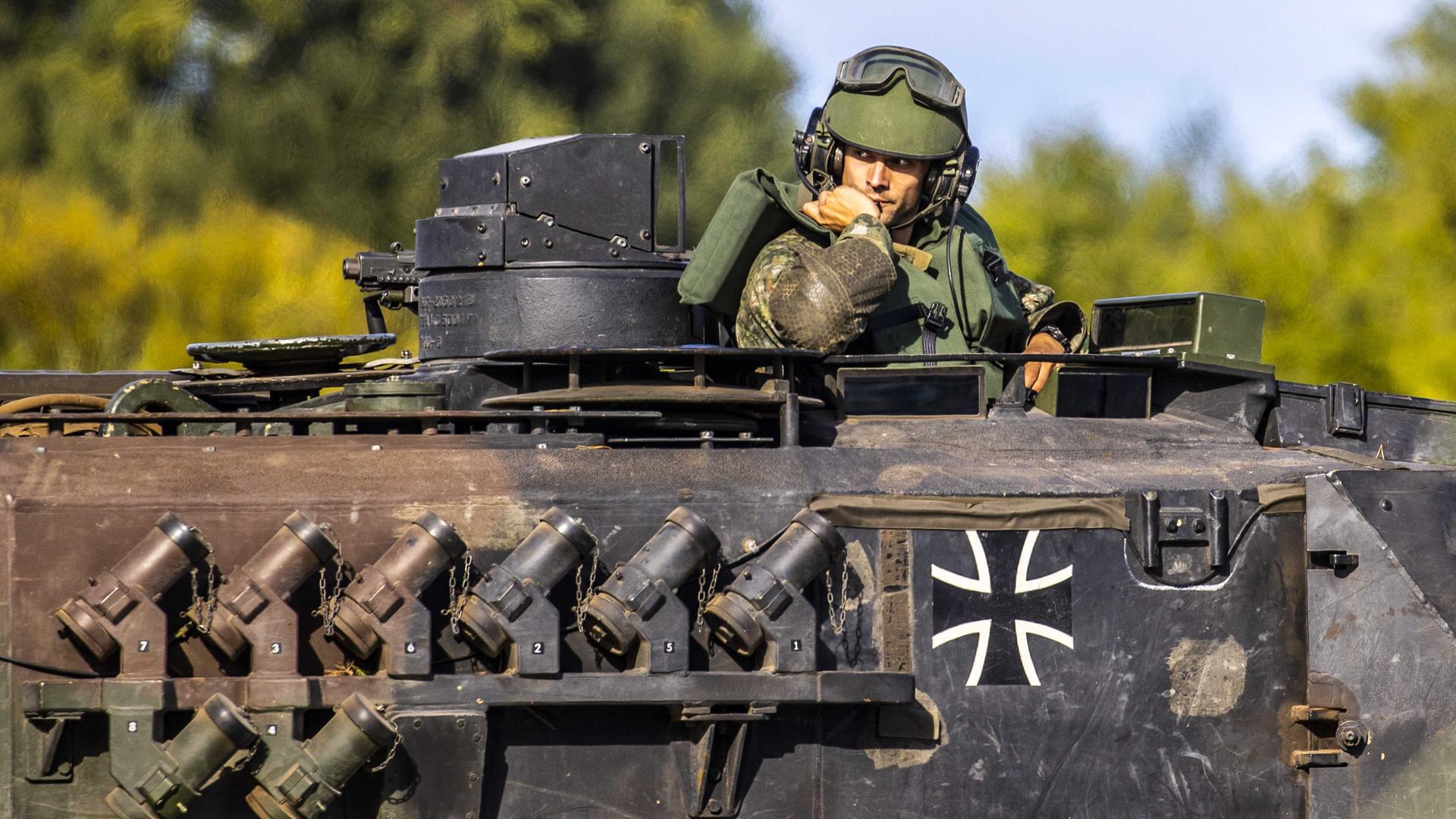 Ein Panzerkommandant eines Leopard 2A6 der Bundeswehr, geleast von der Royal Netherlands Army, während der Übung Vigorous Bison der 43 Mechanized Brigade.