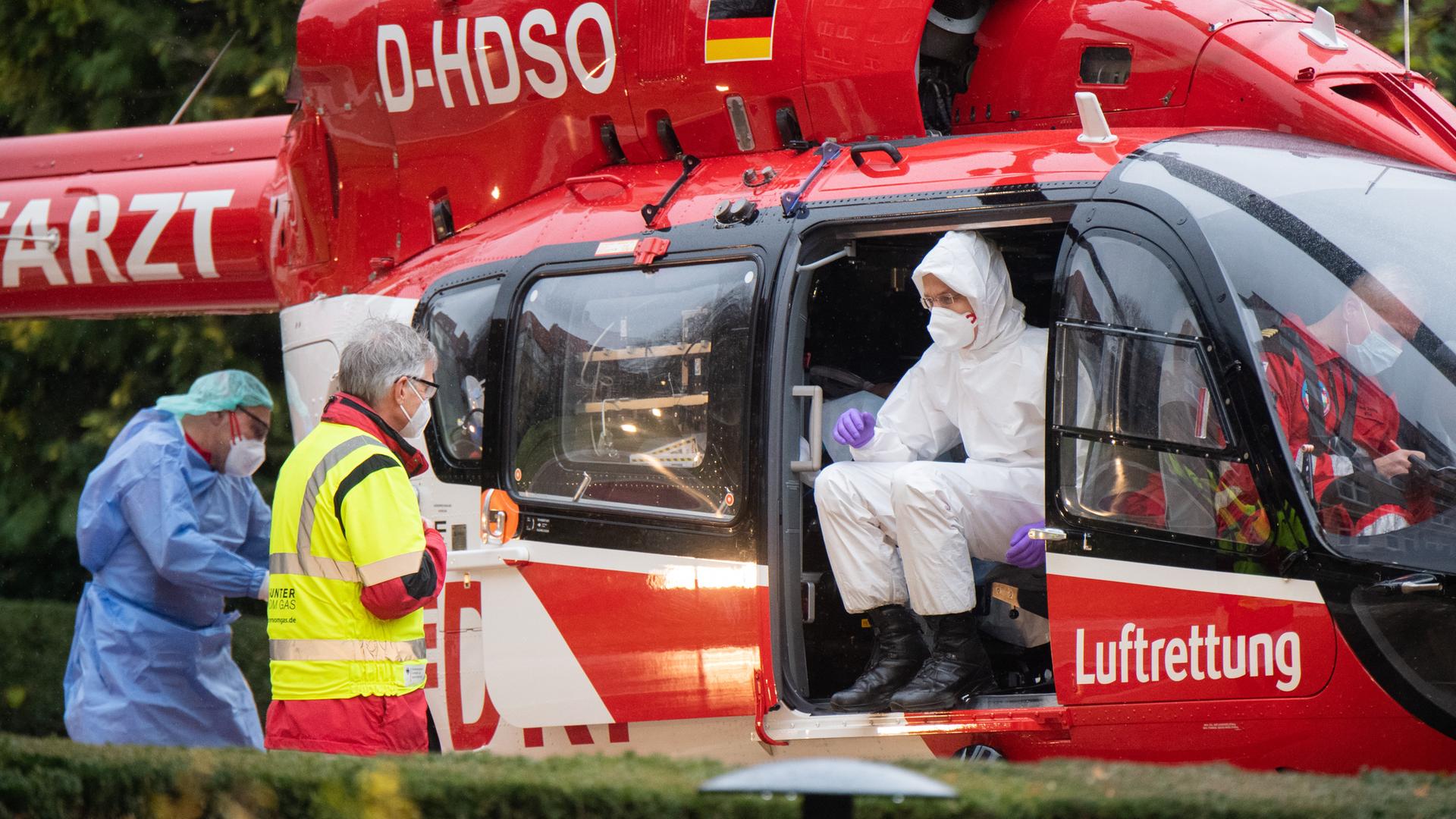 Der Hubschrauber Christoph Thüringen der DRF Luftrettung bringt eine am Corona-Virus schwer erkrankte Patientin in das St. Bernward Krankenhaus. Der Hubschrauber Christoph Thüringen der DRF Luftrettung bringt eine am Corona-Virus schwer erkrankte Patientin in das St. Bernward Krankenhaus.