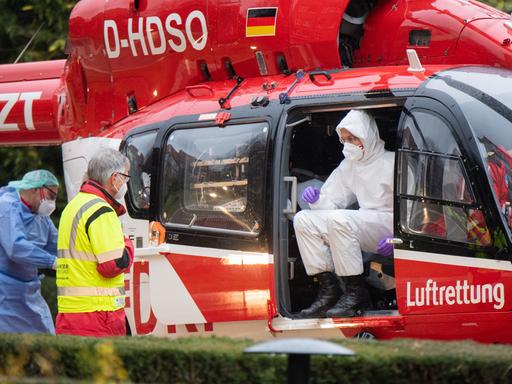 Der Hubschrauber Christoph Thüringen der DRF Luftrettung bringt eine am Corona-Virus schwer erkrankte Patientin in das St. Bernward Krankenhaus.