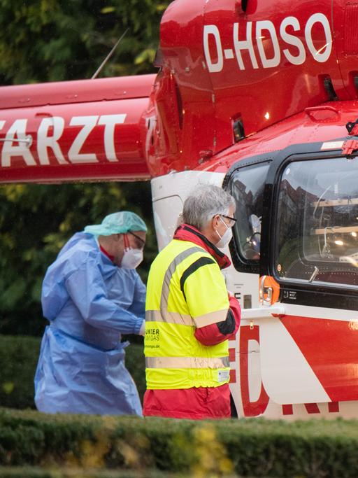 Der Hubschrauber Christoph Thüringen der DRF Luftrettung bringt eine am Corona-Virus schwer erkrankte Patientin in das St. Bernward Krankenhaus.