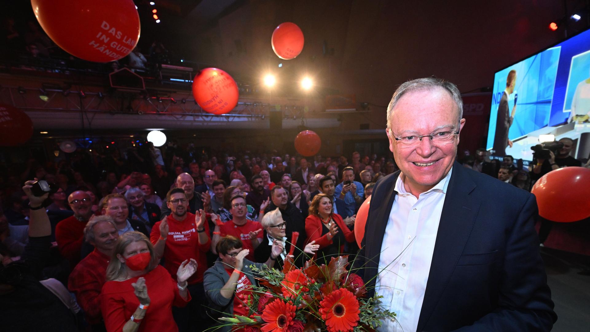 Stephan Weil (SPD), Ministerpräsident von Niedersachsen, steht bei der SPD-Wahlparty auf der Bühne. Stephan Weil (SPD), Ministerpräsident von Niedersachsen, steht bei der SPD-Wahlparty auf der Bühne.