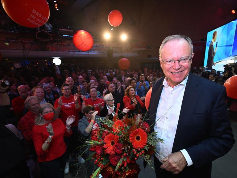 Stephan Weil (SPD), Ministerpräsident von Niedersachsen, steht bei der SPD-Wahlparty auf der Bühne.
