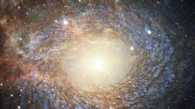 Viele Lichter bilden ein großes helles Licht im Dunkel: Galaxienhaufen.