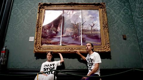 Demonstrierende der Klimaprotestgruppe "Just Stop Oil" kleben ihre Hände auf den Rahmen von John Constables Werk "The Hay Wain".