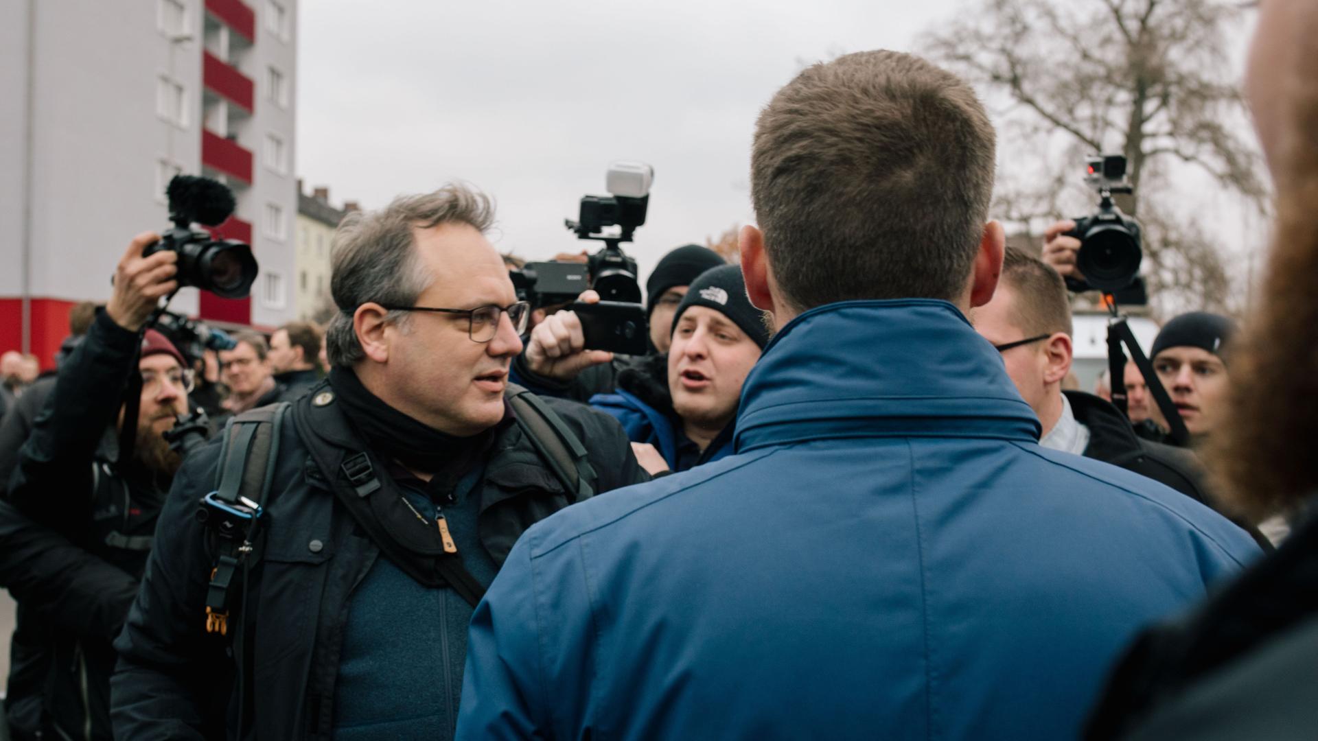 David Janzen steht am 23.11.2019 bei einem NPD-Aufmarsch gegen Journalistinnen in Hannover zwischen Neonazis David Janzen steht am 23.11.2019 bei einem NPD-Aufmarsch gegen Journalistinnen in Hannover zwischen Neonazis