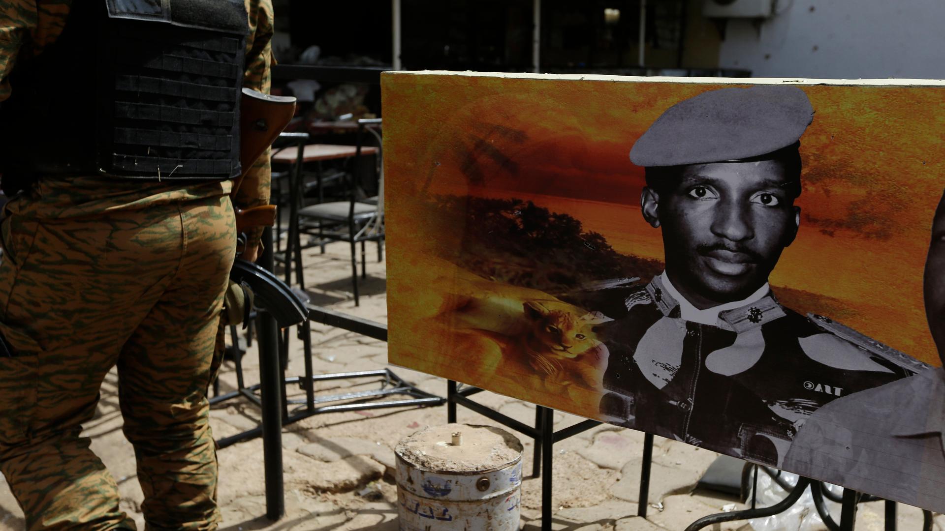 Ein Soldat geht an einem Plakat des ehemaligen Präsidenten von Burkina Faso, Thomas Sankara, vor einer Bar vorbei. Ein Soldat geht an einem Plakat des ehemaligen Präsidenten von Burkina Faso, Thomas Sankara, vor einer Bar vorbei.