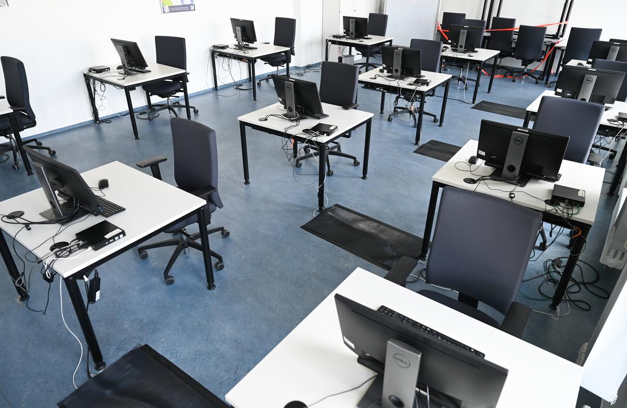 Computer und Monitore stehen in einem verwaisten EDV-Lehrsaal der Volkshochschule (VHS) Frankfurt während des Lockdowns im Frühjahr 2021