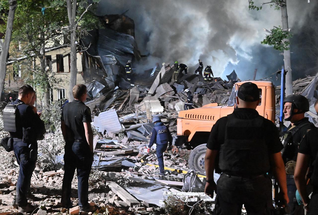 Rettungsleute suchen in einem zerstörten Haus in Charkiw in der Ukraine nach Überlebenden.