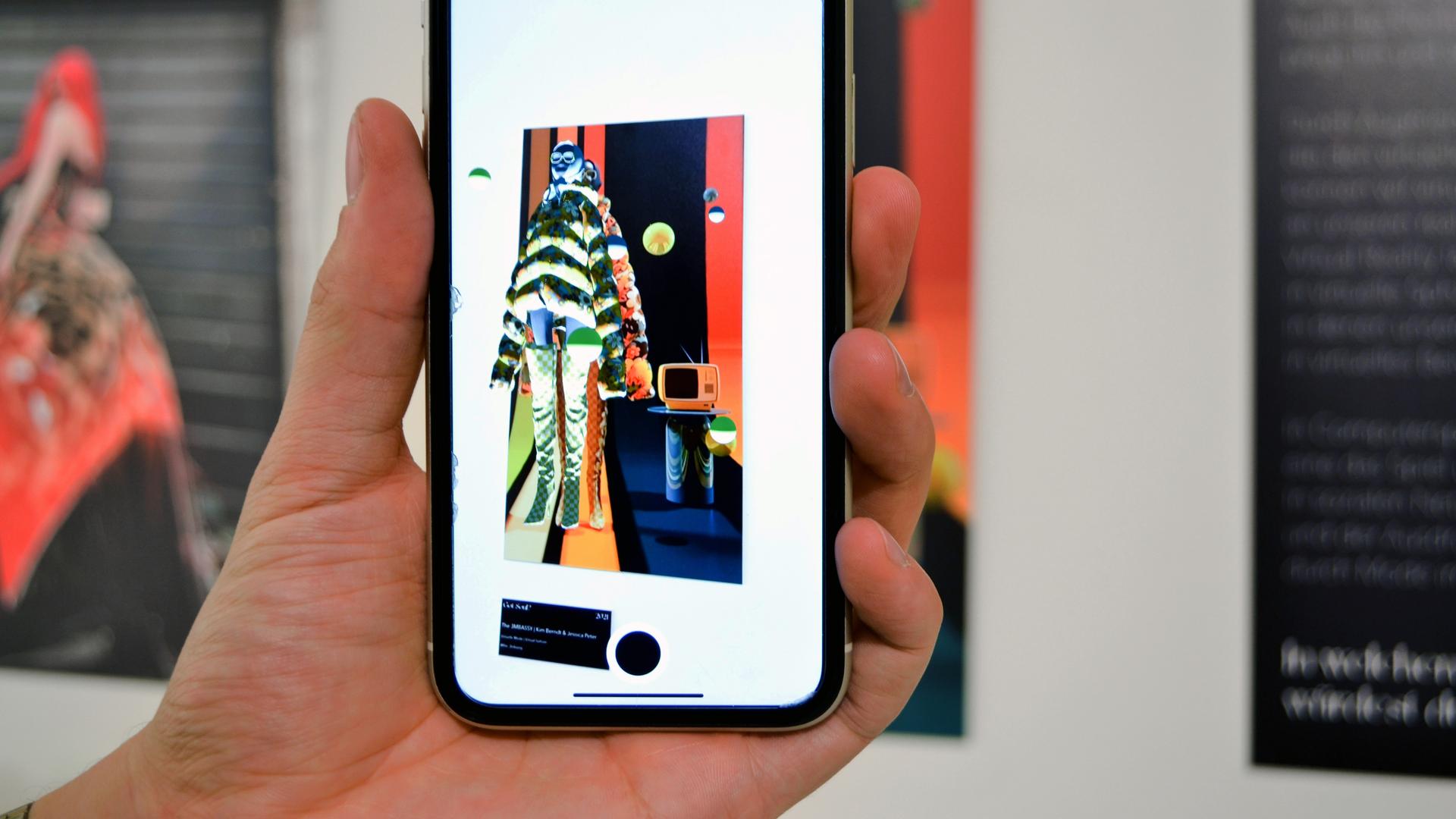 Smartphone mit der digitalen Darstellung eines Ausstellungsstücks. Smartphone mit der digitalen Darstellung eines Ausstellungsstücks.