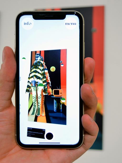 Smartphone mit der digitalen Darstellung eines Ausstellungsstücks.