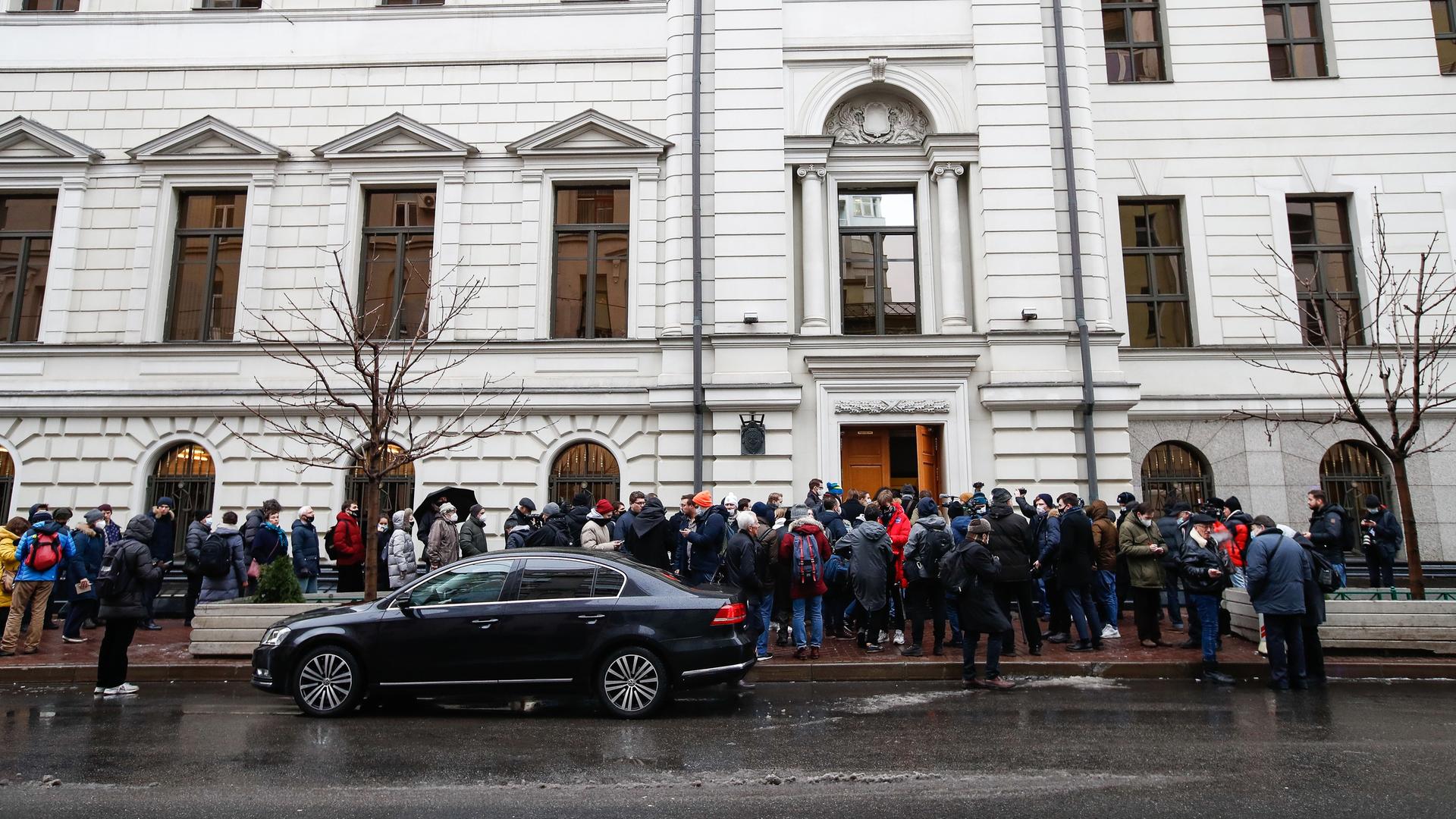 Teilnehmer und Journalisten stehen vor einem Gerichtsgebäude in Moskau. Teilnehmer und Journalisten stehen vor einem Gerichtsgebäude in Moskau.