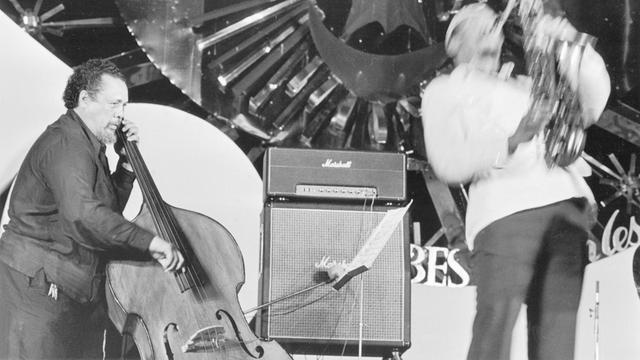 Charles Mingus am Kontrabass bei einem Konzert 1976 in Antibes
