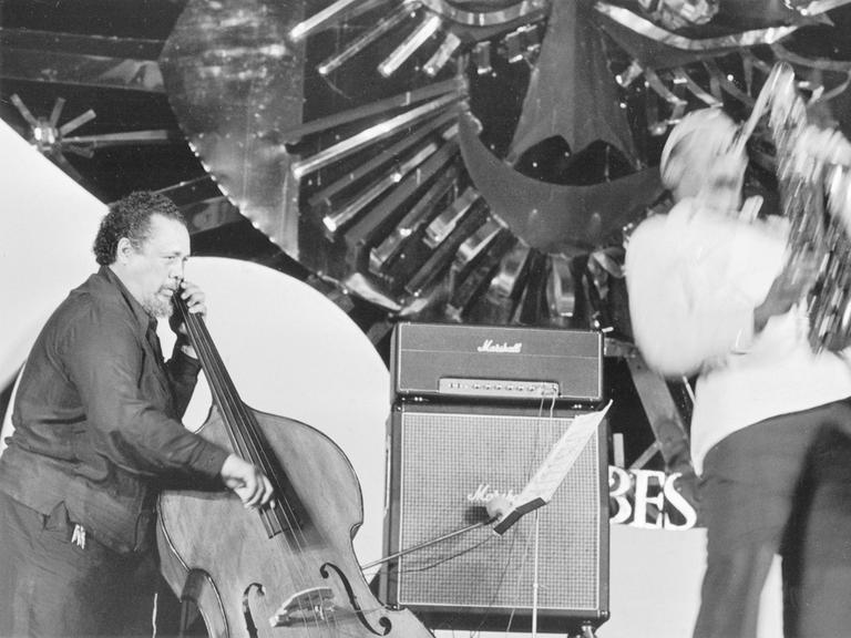 Charles Mingus am Kontrabass bei einem Konzert 1976 in Antibes