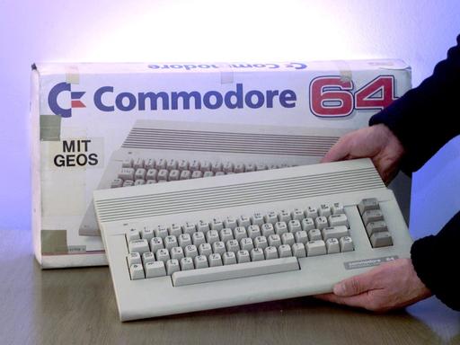 Ein Commodore C64 mit Karton