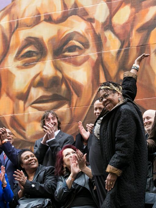 Die Herausgeberin Nora Brooks Blakely zeigt auf ein Wandgemälde ihrer Mutter, der Schriftstellerin Gwendolyn Brooks.