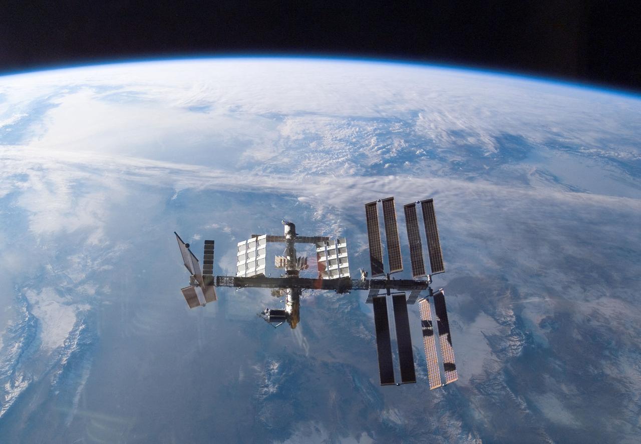Die Weltraumstation ISS scheint über der Erde zu schweben. Die Weltraumstation ISS scheint über der Erde zu schweben.