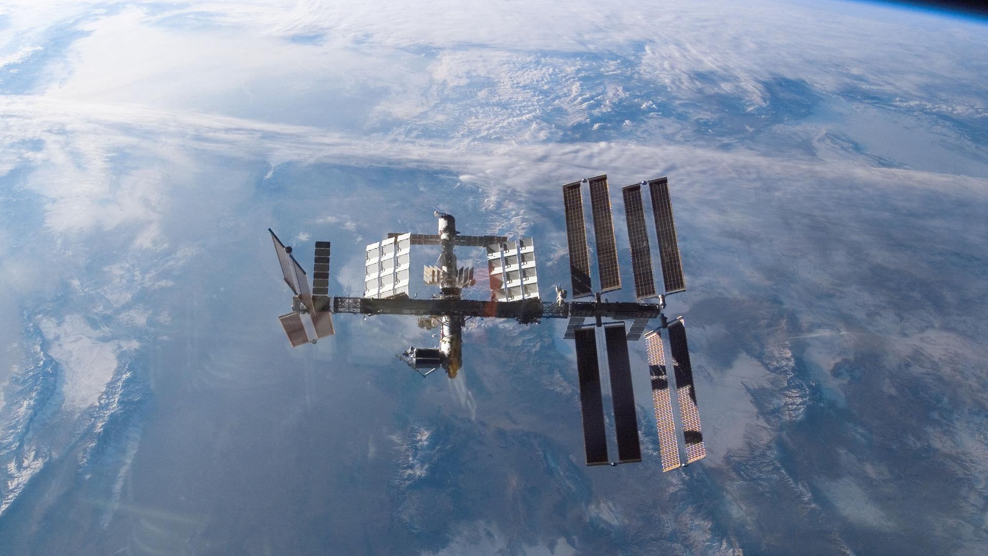 Die Weltraumstation ISS scheint über der Erde zu schweben.