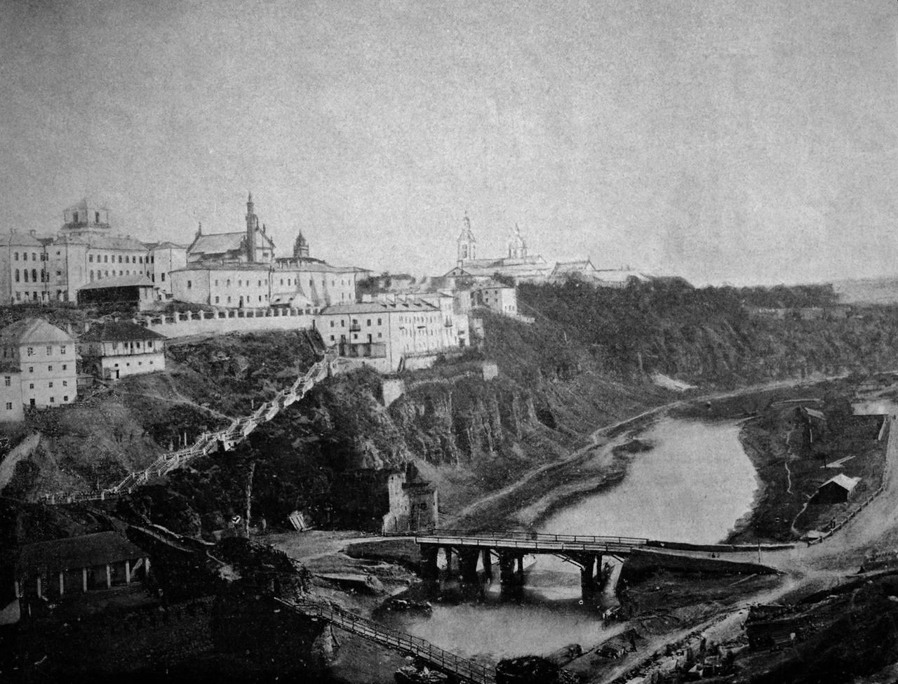 Zeichnung einer Stadt, gelegen auf Felsen, umschlossen von einem Fluss: eine der ersten Autotypien der Stadt Kamjanez-Podilskyj von 1884. Zeichnung einer Stadt, gelegen auf Felsen, umschlossen von einem Fluss: eine der ersten Autotypien der Stadt Kamjanez-Podilskyj von 1884.