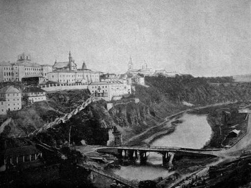 Zeichnung einer Stadt, gelegen auf Felsen, umschlossen von einem Fluss: eine der ersten Autotypien der Stadt Kamjanez-Podilskyj von 1884.