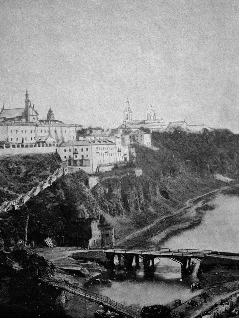 Zeichnung einer Stadt, gelegen auf Felsen, umschlossen von einem Fluss: eine der ersten Autotypien der Stadt Kamjanez-Podilskyj von 1884. Zeichnung einer Stadt, gelegen auf Felsen, umschlossen von einem Fluss: eine der ersten Autotypien der Stadt Kamjanez-Podilskyj von 1884.