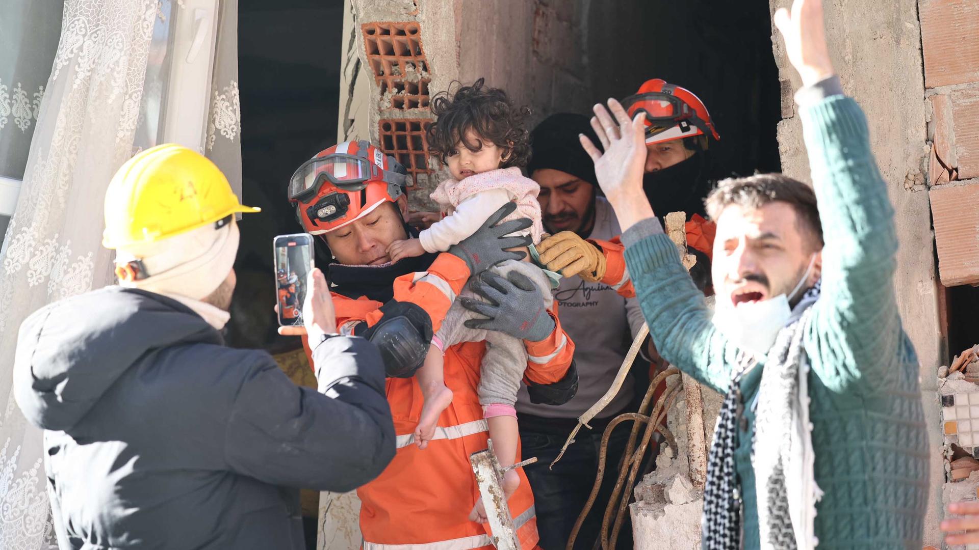 Erdbeben - Mehr als 17.000 bestätigte Tote im türkisch-syrischen Grenzgebiet
