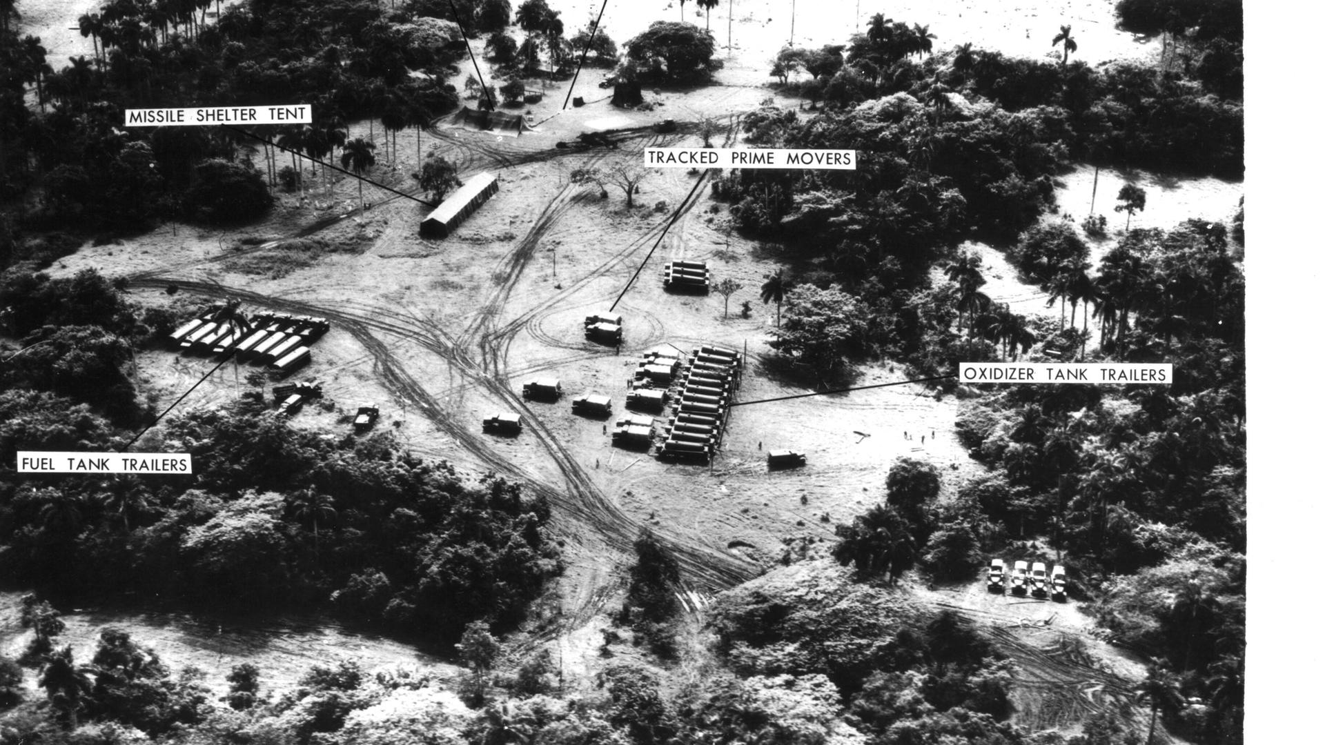 Stützpunkt San Cristobal: Im Vordergrund eine Reihe von Fahrzeugen und Kraftstofftanks. Seit dem 14. Oktober wurden der Militärbasis ein Raketenbunker und eine weitere Ausrüstung hinzugefügt. Stützpunkt San Cristobal: Im Vordergrund eine Reihe von Fahrzeugen und Kraftstofftanks. Seit dem 14. Oktober wurden der Militärbasis ein Raketenbunker und eine weitere Ausrüstung hinzugefügt.