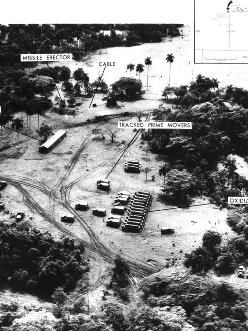 Stützpunkt San Cristobal: Im Vordergrund eine Reihe von Fahrzeugen und Kraftstofftanks. Seit dem 14. Oktober wurden der Militärbasis ein Raketenbunker und eine weitere Ausrüstung hinzugefügt. 