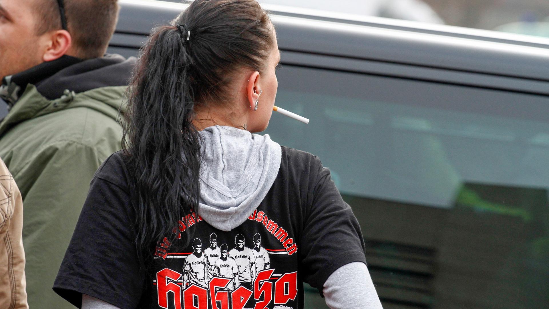 Eine Demoteilnehemerin mit einem HoGeSa-T-Shirt Hooligans gegen Salafisten von hinten Eine Demoteilnehemerin mit einem HoGeSa-T-Shirt Hooligans gegen Salafisten von hinten