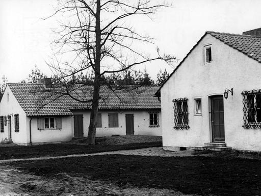 Blick auf zwei Häuser der Vertriebenen-Siedlung Espelkamp im Jahr 1959