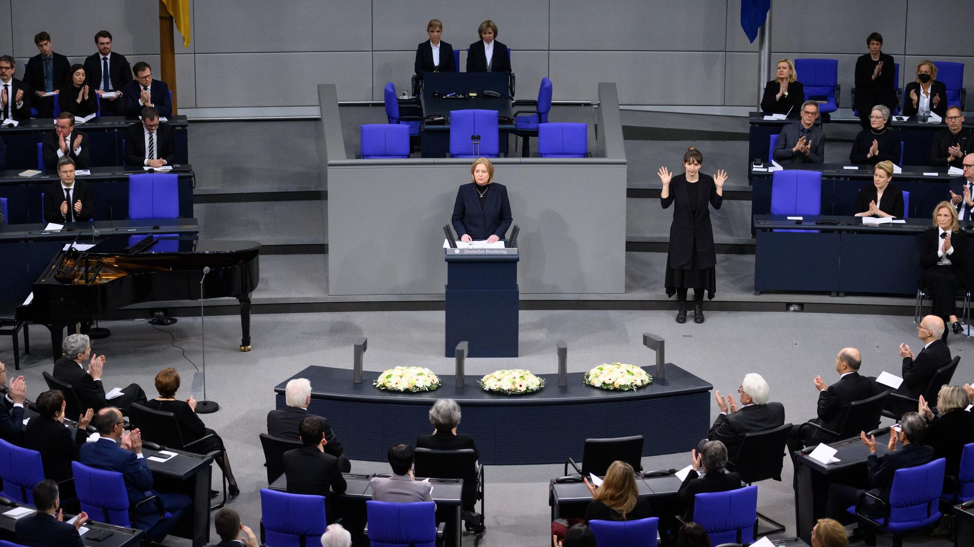 Bundestagspräsidentin Bärbel Bas (SPD) spricht bei der Gedenkstunde für die Opfer des Nationalsozialismus im Deutschen Bundestag. 