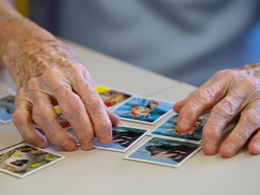 Eine Bewohnerin des Altenheims Maria Eich spielt auf einer Pflegestation das Spiel "Memory" und legt Kartenpaare zusammen.