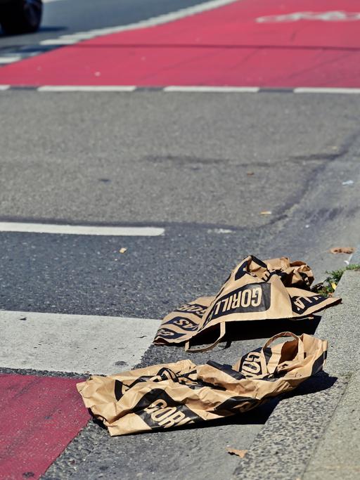 Leere Tüten des 2020 Gegründeten Lieferdienstes "Gorillas" liegen weggeworfen auf der Straße.
