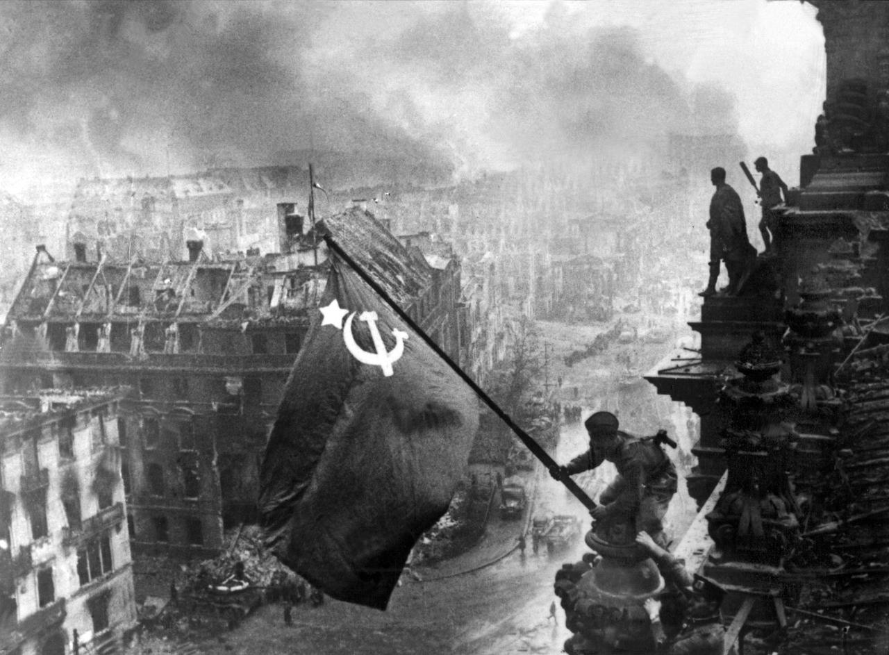 Der sowjetische Soldat Militon Kantarija aus Georgien hisst am 2. Mai 1945 die sowjetische Flagge auf dem Berliner Reichstag. Dies geschah bereits nach der Einnahme Berlins durch die Rote Armee am 30. April 1945. Da aber weder ein Fotograf noch ein Kamermann anwesend war, wurde die historische Szene nach der Kapitulation Berlins am 2. Mai für den russische Kriegsfotografen Jewgeni Chaldej nachgestellt.