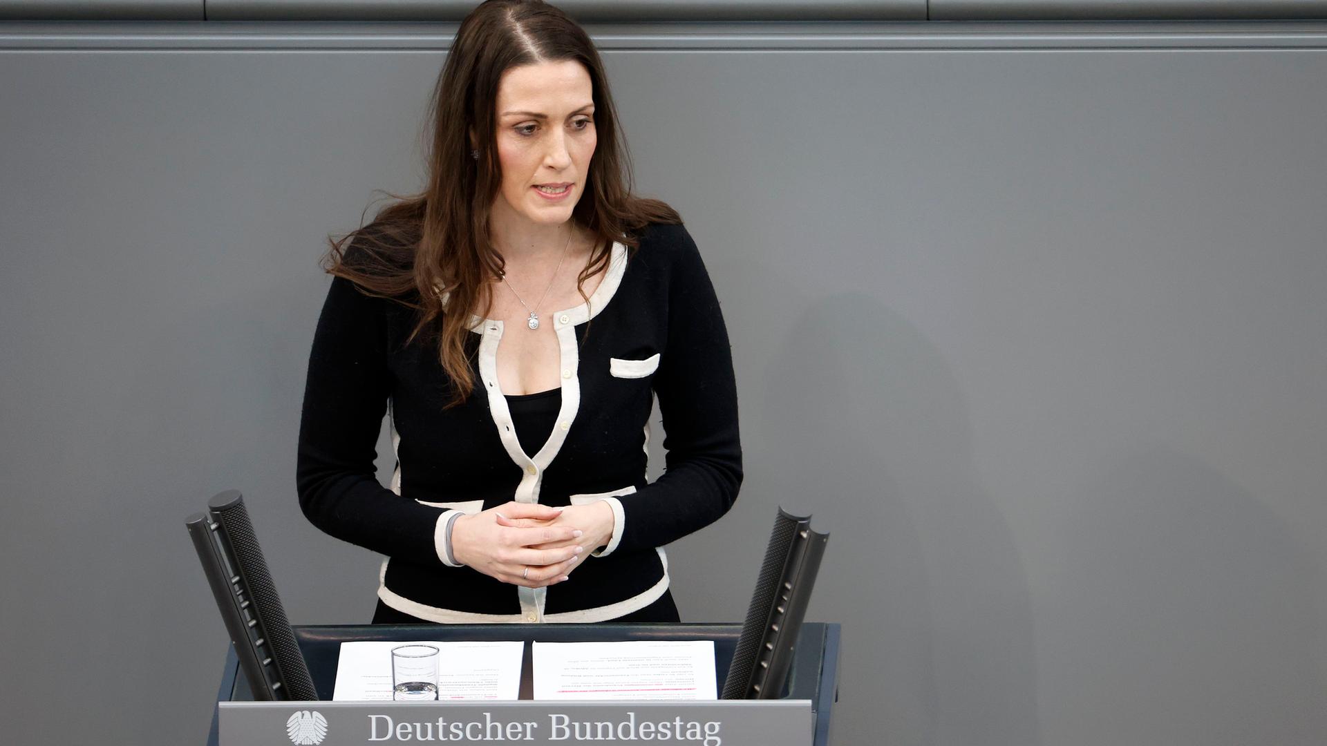Nicole Bauer in spricht in der Sitzung des Deutschen Bundestages im Reichstagsgebäude. Sie steht hinter einem Rednerpult.