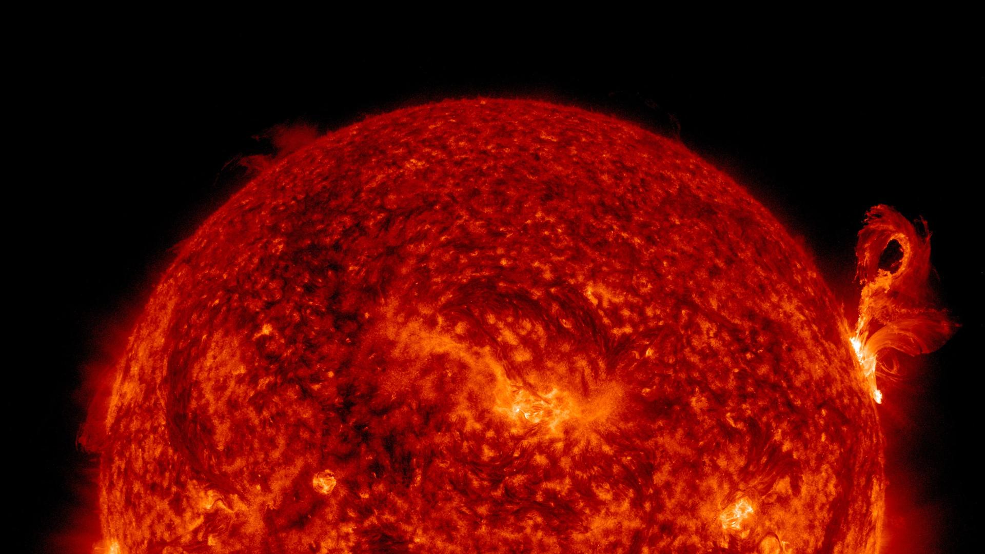 Am 20. März 2023 steht die Sonne (hier mit einem speziellen Filter aufgenommen,
der auch die gewaltige Materie-Eruption am rechten Rand zeigt) genau über dem
Äquator der Erde.