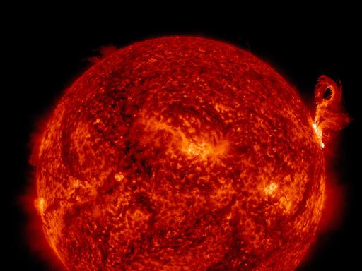 Am 20. März 2023 steht die Sonne (hier mit einem speziellen Filter aufgenommen,
der auch die gewaltige Materie-Eruption am rechten Rand zeigt) genau über dem
Äquator der Erde.