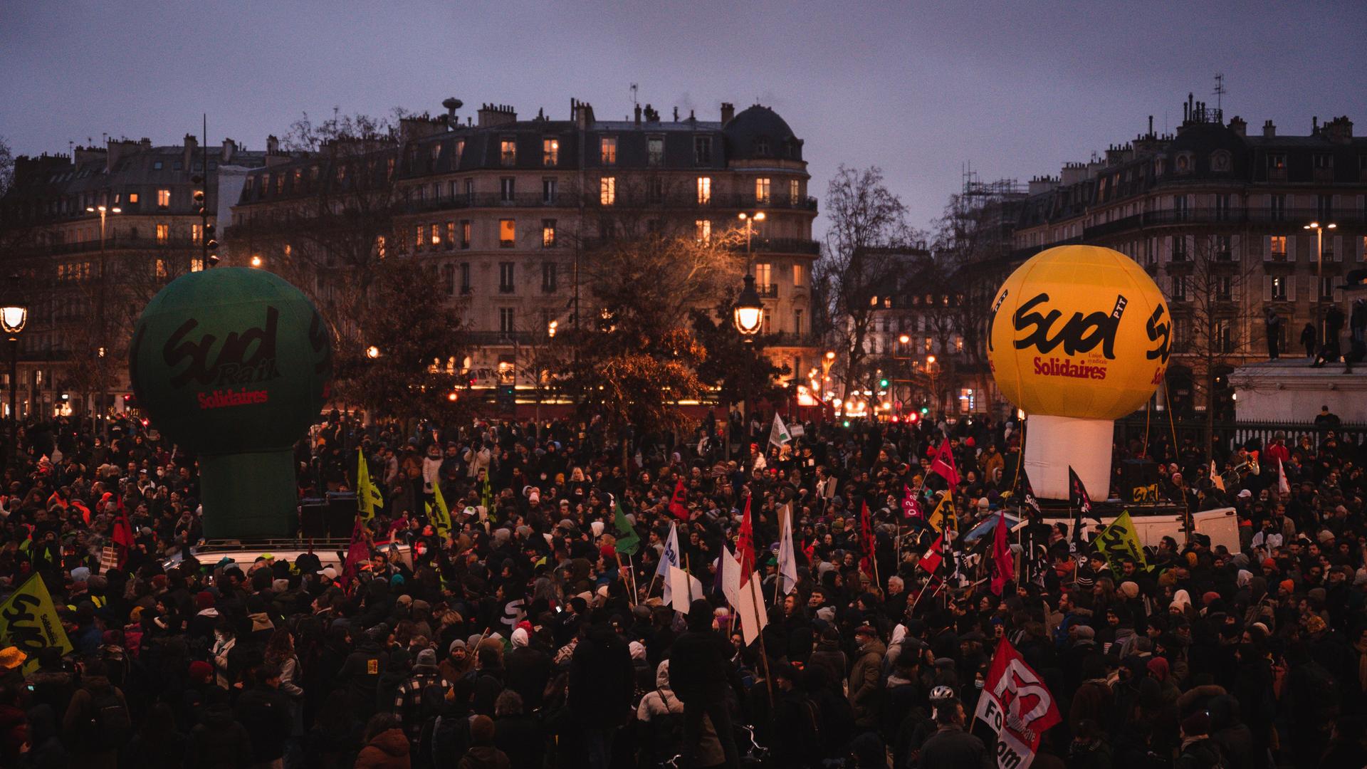 Geeint wie selten stehen die Gewerkschaften in Frankreich zusammen - und mobilisieren ihre Mitglieder im Protest gegen die geplante schrittweise Erhöhung des Renteneintrittalters von 62 auf 64 Jahre, hier bei einer Demontration in Paris am 19.1.2023 Geeint wie selten stehen die Gewerkschaften in Frankreich zusammen - und mobilisieren ihre Mitglieder im Protest gegen die geplante schrittweise Erhöhung des Renteneintrittalters von 62 auf 64 Jahre, hier bei einer Demontration in Paris am 19.1.2023