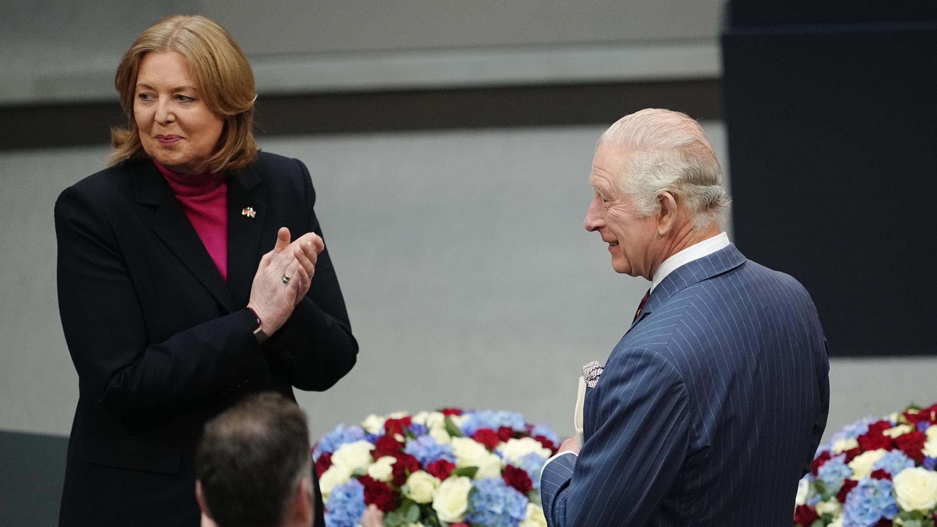 Berlin: König Charles III. von Großbritannien steht neben Bärbel Bas (SPD), Bundestagspräsidentin, am zweiten Tag seiner Deutschlandreise im Bundestag. Berlin: König Charles III. von Großbritannien steht neben Bärbel Bas (SPD), Bundestagspräsidentin, am zweiten Tag seiner Deutschlandreise im Bundestag.