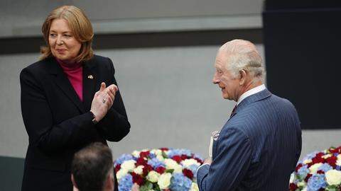 Berlin: König Charles III. von Großbritannien steht neben Bärbel Bas (SPD), Bundestagspräsidentin, am zweiten Tag seiner Deutschlandreise im Bundestag.