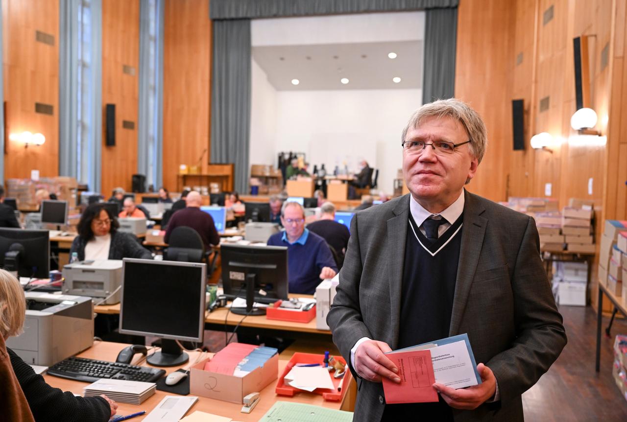 Landeswahlleiter Stephan Bröchler steht bei einem Pressetermin zum Beginn der Briefwahl für die Wiederholungswahlen am 12. Februar im Rathaus Zehlendorf. Landeswahlleiter Stephan Bröchler steht bei einem Pressetermin zum Beginn der Briefwahl für die Wiederholungswahlen am 12. Februar im Rathaus Zehlendorf.