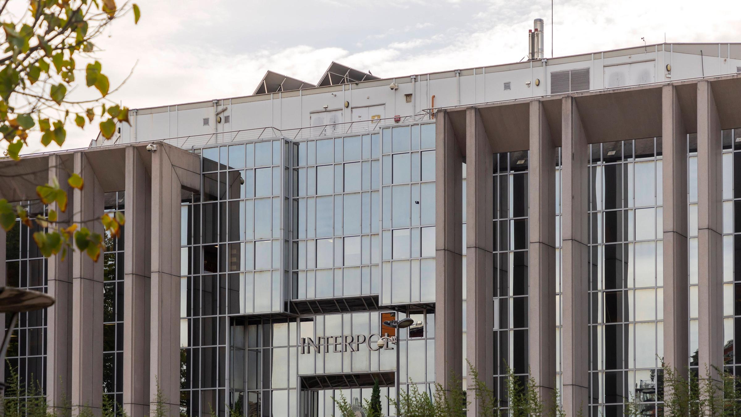 Fassade der Zentrale der Organisation Interpol in Lyon.