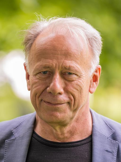 Jürgen Trittin blickt lächelnd in die Kamera.