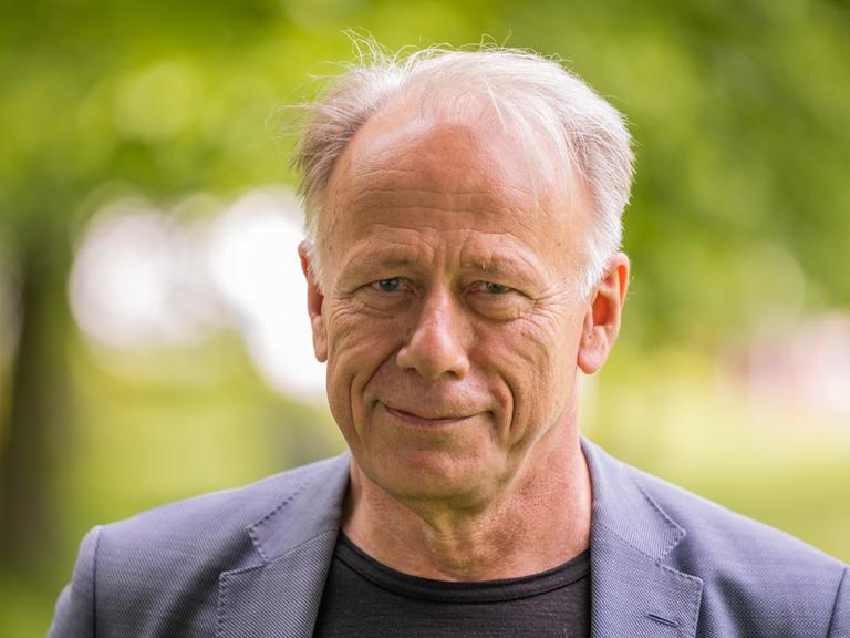 Jürgen Trittin blickt lächelnd in die Kamera.