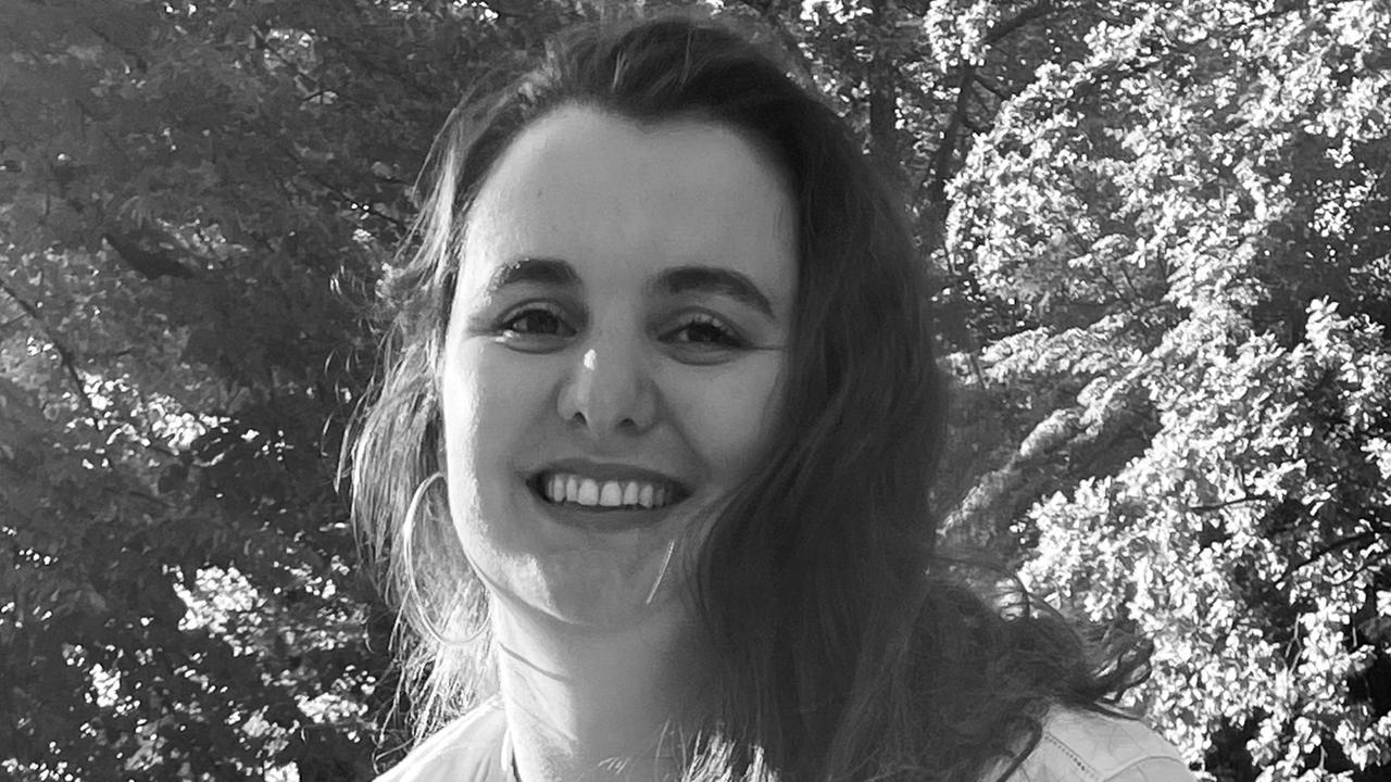 Die Autorin Jonë Zhitia lacht in die Kamera
Die Autorin Jonë Zhitia lacht in die Kamera